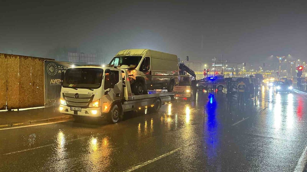 Kocaeli'de Ambulans ile Panelvan Çarpıştı: 6 Yaralı