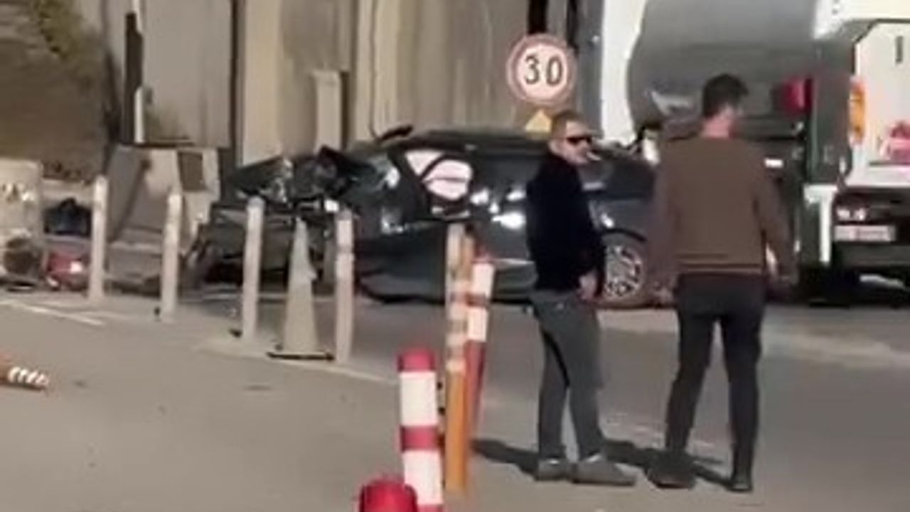 Kocaeli'de Gişelere Çarpan Otomobil Kazası