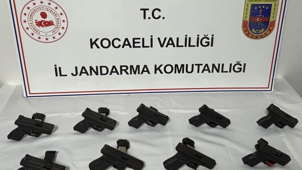 Kocaeli'de Kaçakçılıkla Mücadele: 100 Termos ve Silah Ele Geçirildi