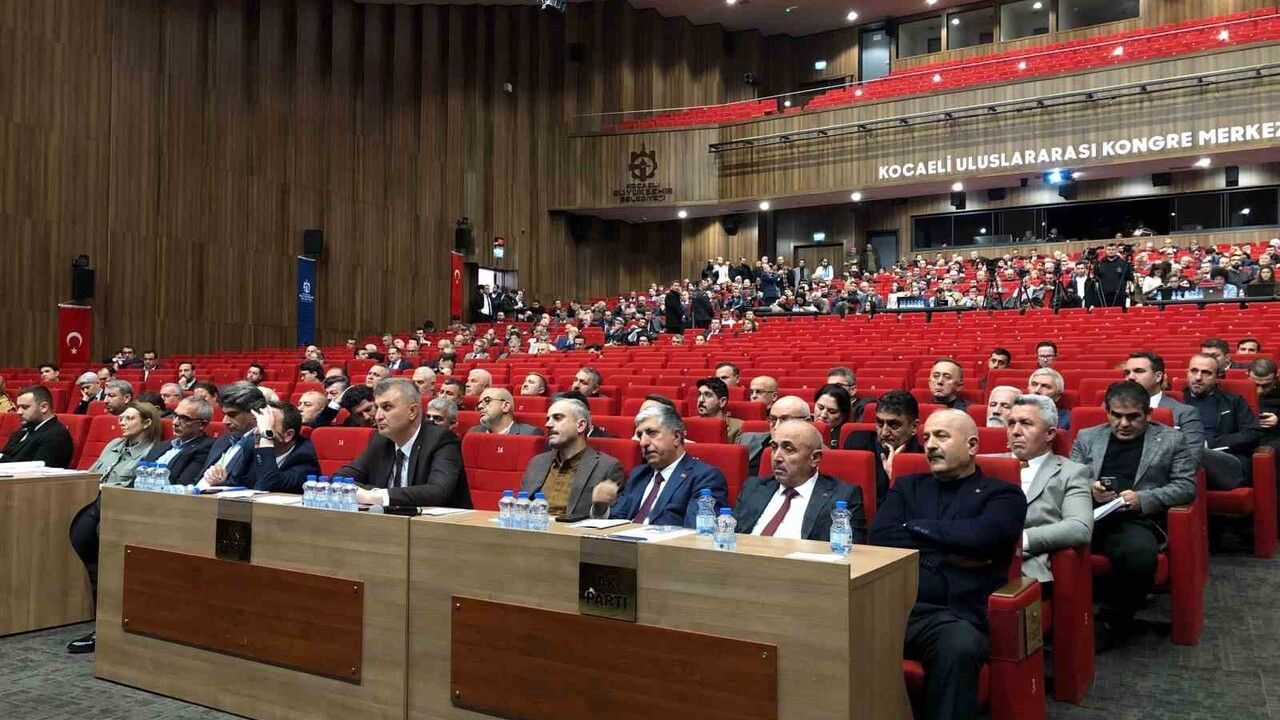 Kocaeli'de Meclis Toplantısında Gergin Anlar: CHP'li Üyeden Skandal Mesaj