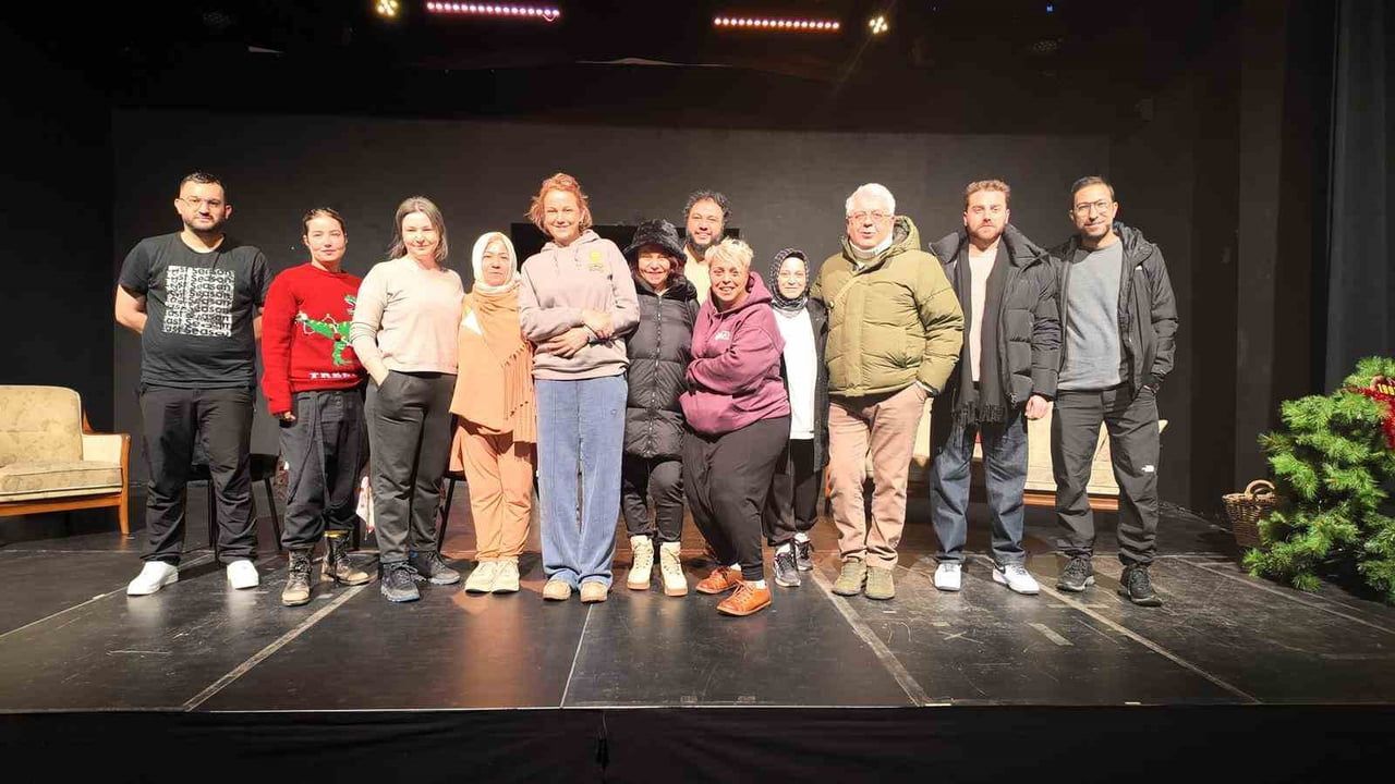 Kocaeli Şehir Tiyatroları'nın Başarısı: 'Üç Jokerli Konken' Almanya'da İlgiyle Karşılandı