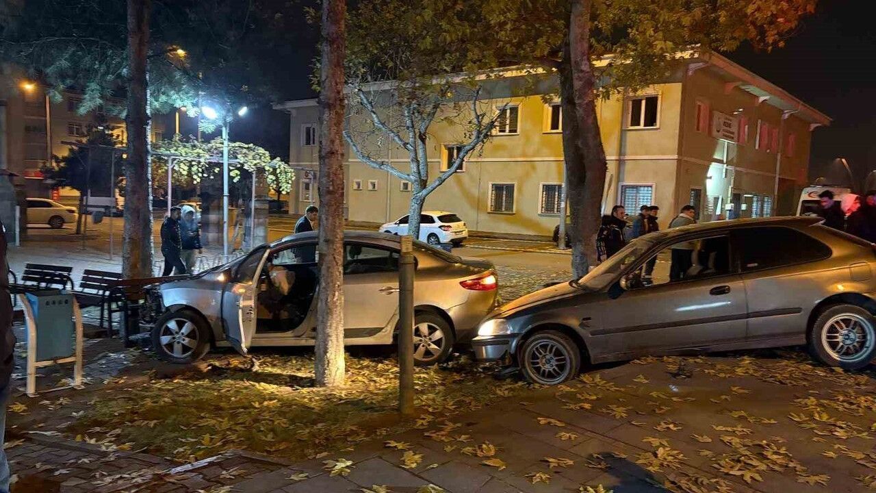 Kocasinan'da Trafik Kazası: Otomobiller Cami Bahçesine Girdi