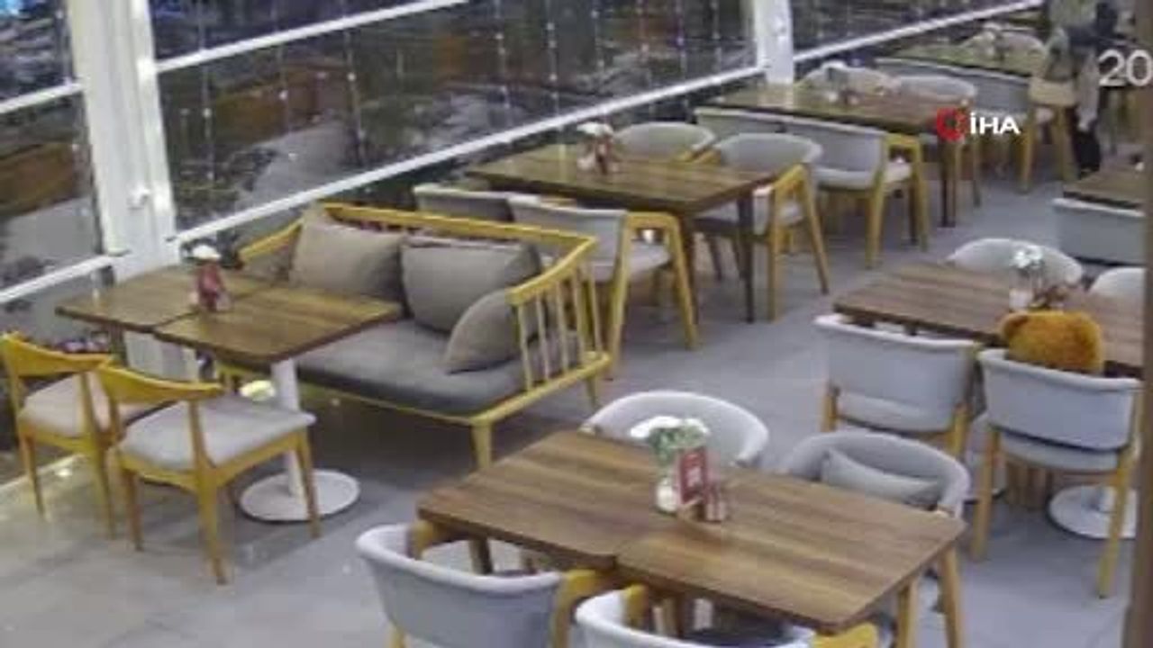 Kontrolden Çıkan Araç Kafeteryaya Daldı