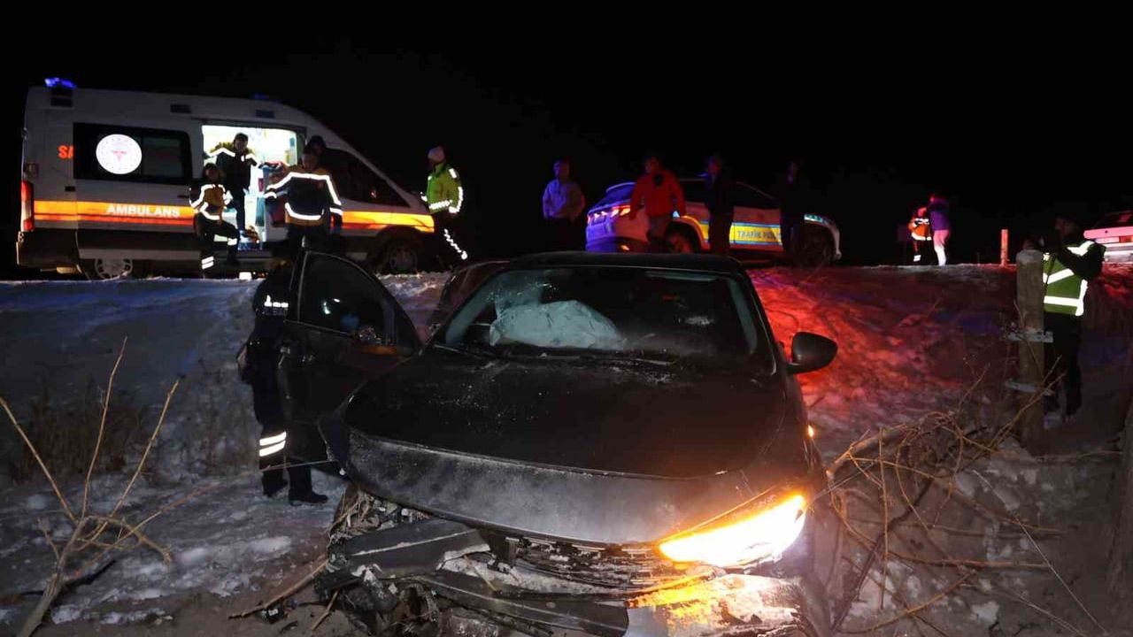 Kontrolden Çıkan Araç Kaya ile Çarpıp Durdu