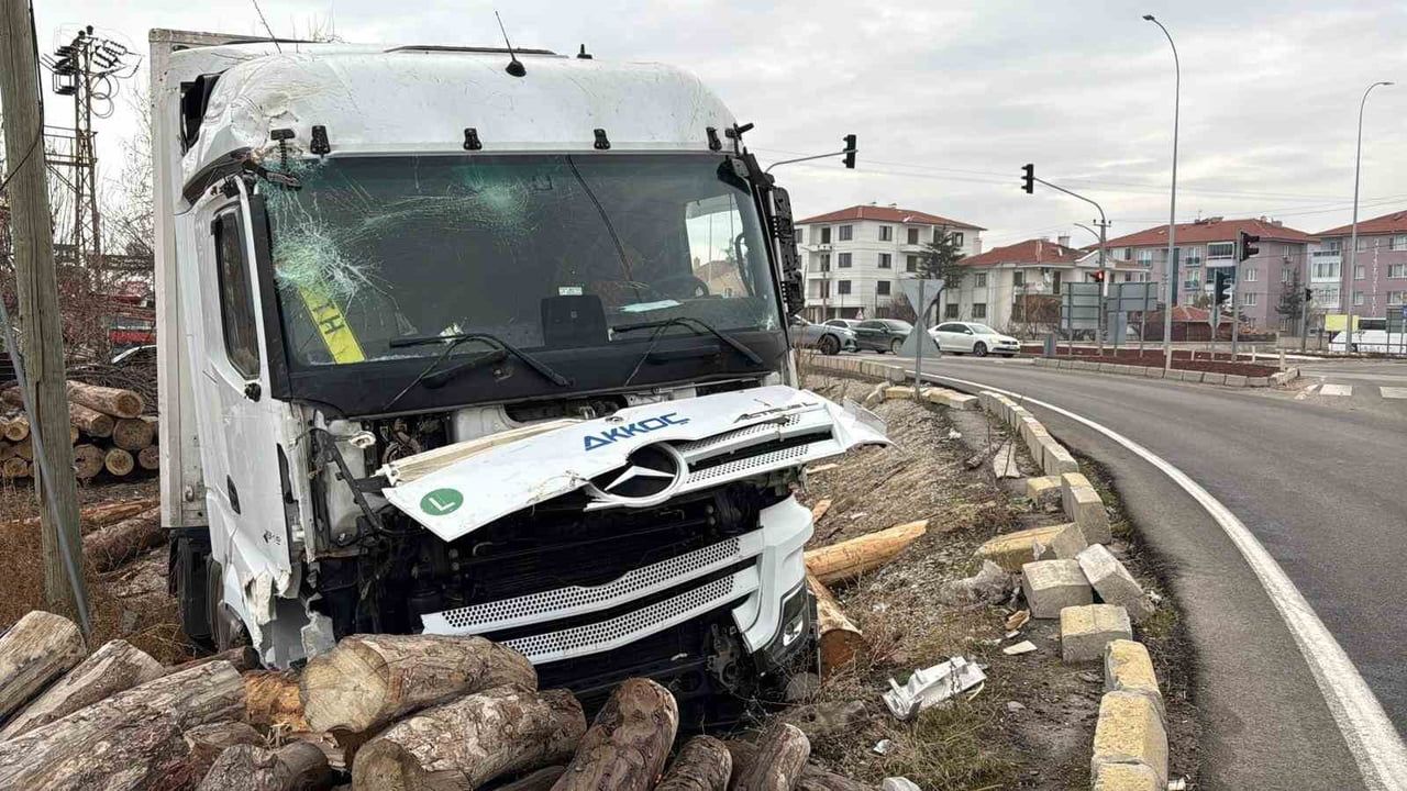 Kontrolden Çıkan Tır, Kereste Fabrikasına Girdi