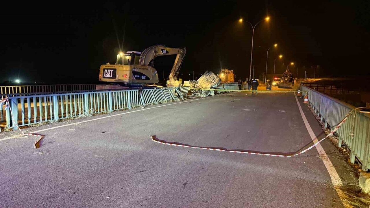 Köprü Demirlerine Çarpan Araçta Feci Kaza: 1 Ölü, 3 Yaralı