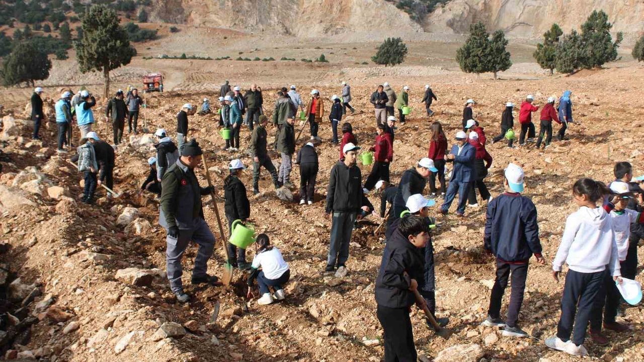 Korkuteli'nde 3 Bin Fidan Dikildi