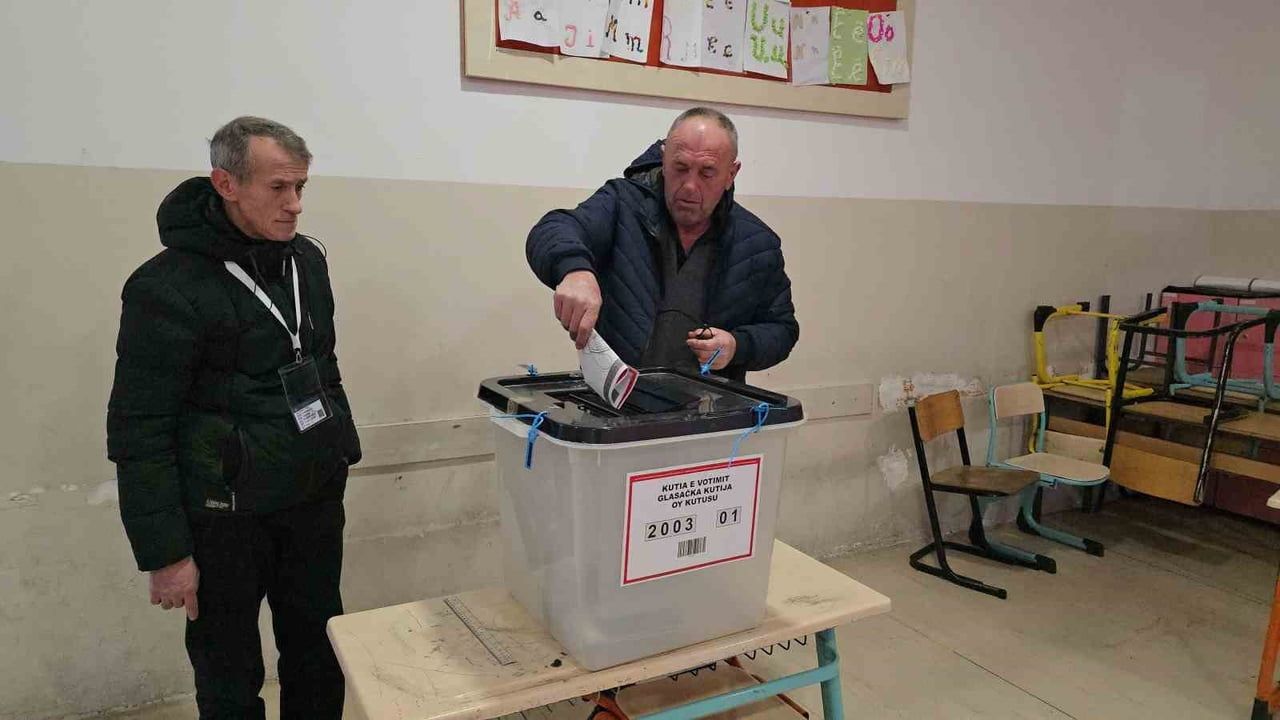 Kosova Halkı Erken Seçimler İçin Sandık Başında