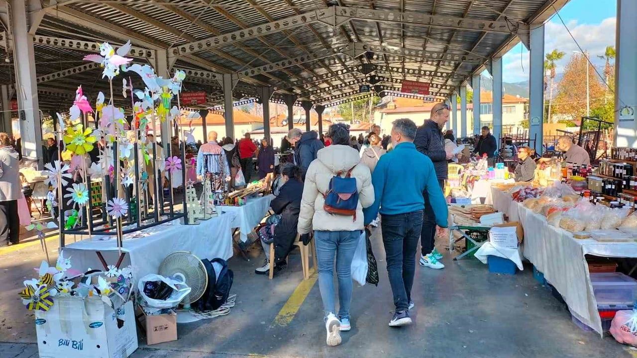 Köyceğiz'de Yılbaşı Pazarı Kuruldu