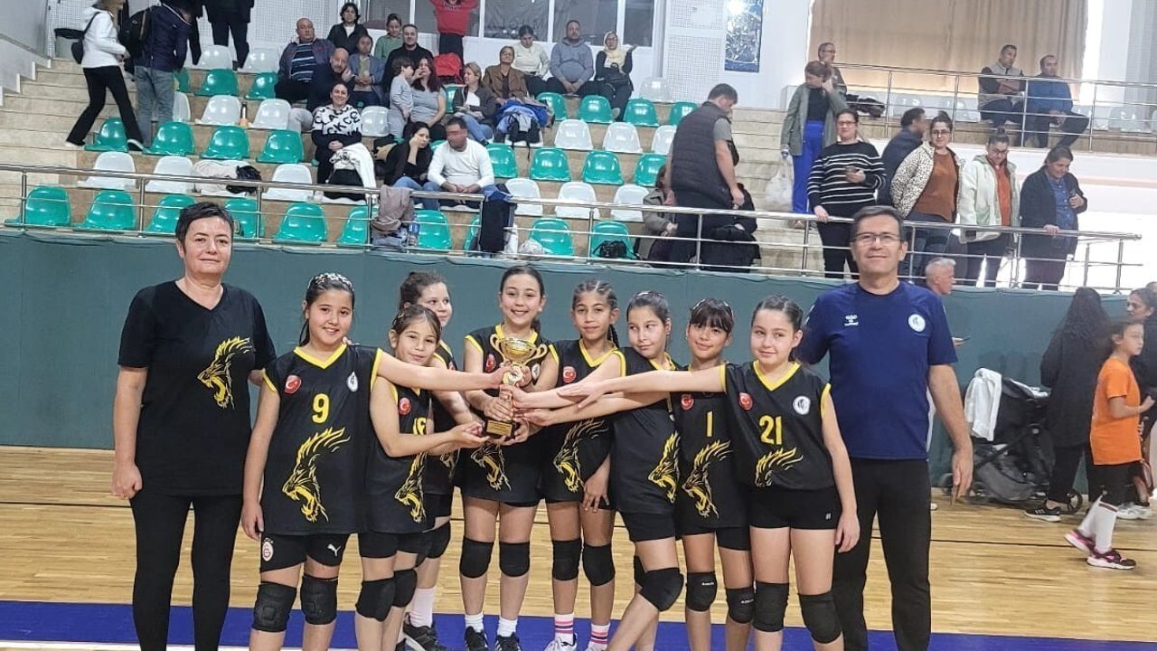 Köyceğiz'in Minik Voleybol Takımı Şampiyonluk Sevinci Yaşadı