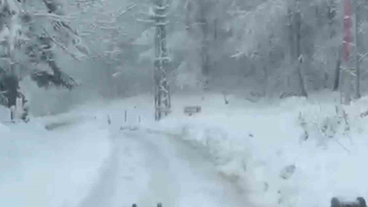Köyde Mahsur Kalan Elektrik Ekipleri Kurtarıldı
