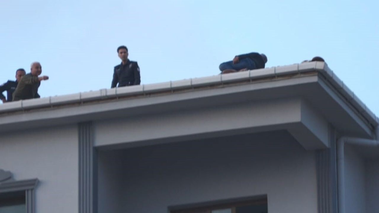 Kozan'da Boyacı Çatıya Çıktı, 80 Bin TL Alacak İle İndi
