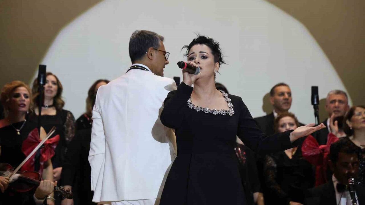 Kozan'da Farklı Meslek Gruplarından Oluşan Koro Konseri Rüzgar Gibi Geçti