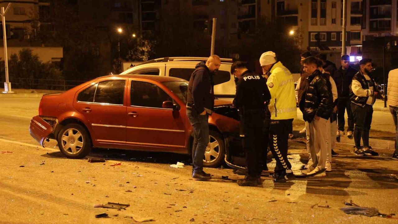 Kozan'da Feci Kaza: Baba Yadigarı Otomobil Hurdaya Döndü