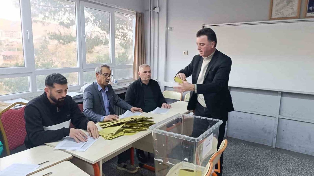 Kozan'da Muhtarlık Seçimi: Soner Özev 2 Oy Farkla Kazandı