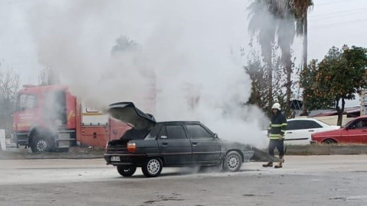 Kozan'da Park Halindeki Araçta Yangın Çıktı