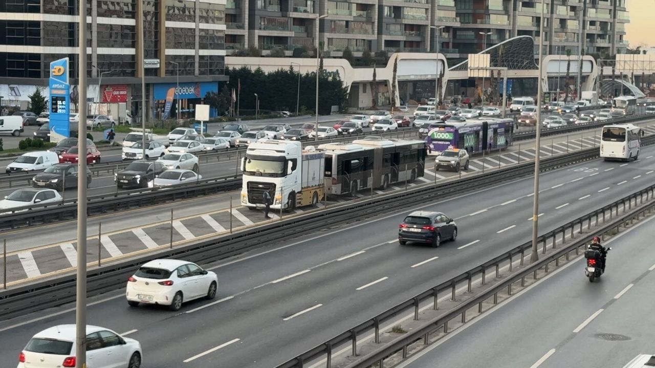 Küçükçekmece'de Metrobüs Motorunda Yangın Çıktı