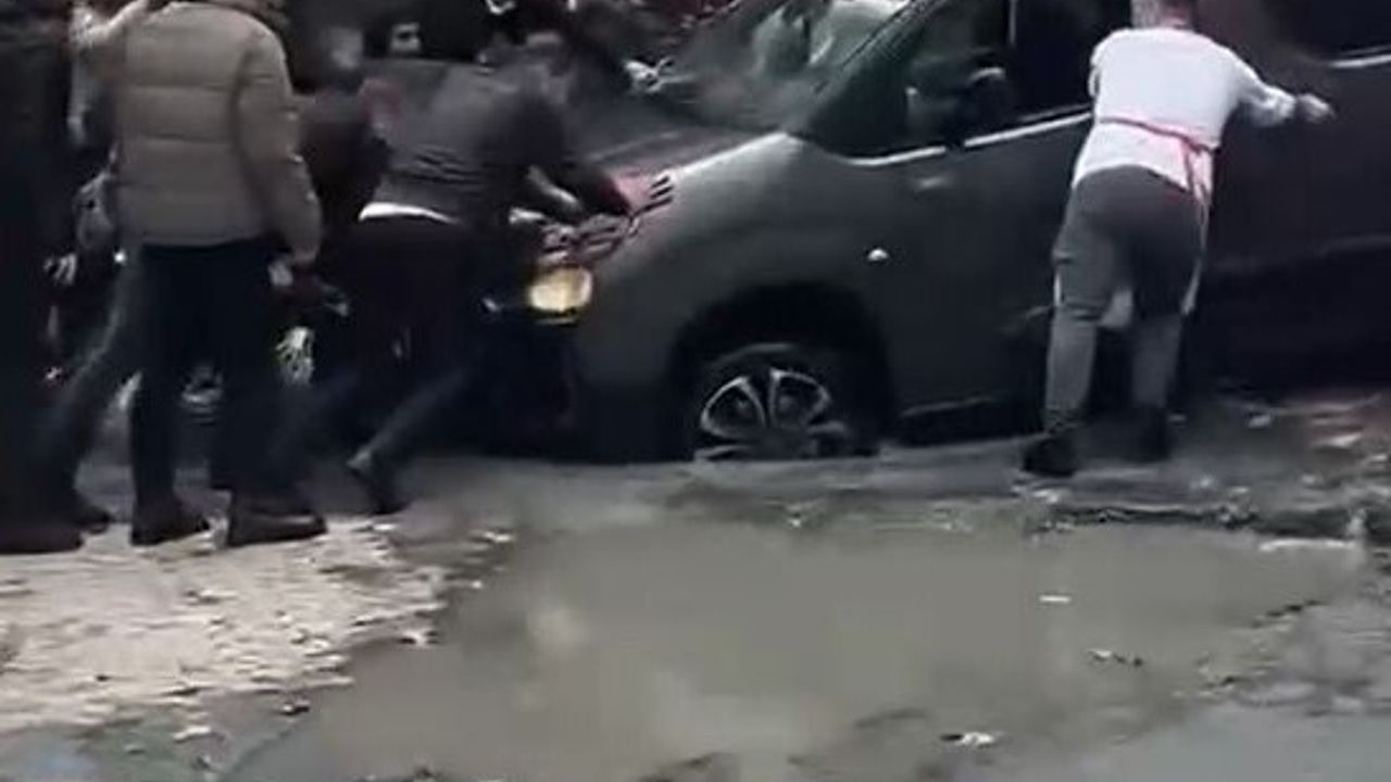 Küçükçekmece'de Sağanak Yağış Sonrası Yolda Çökme