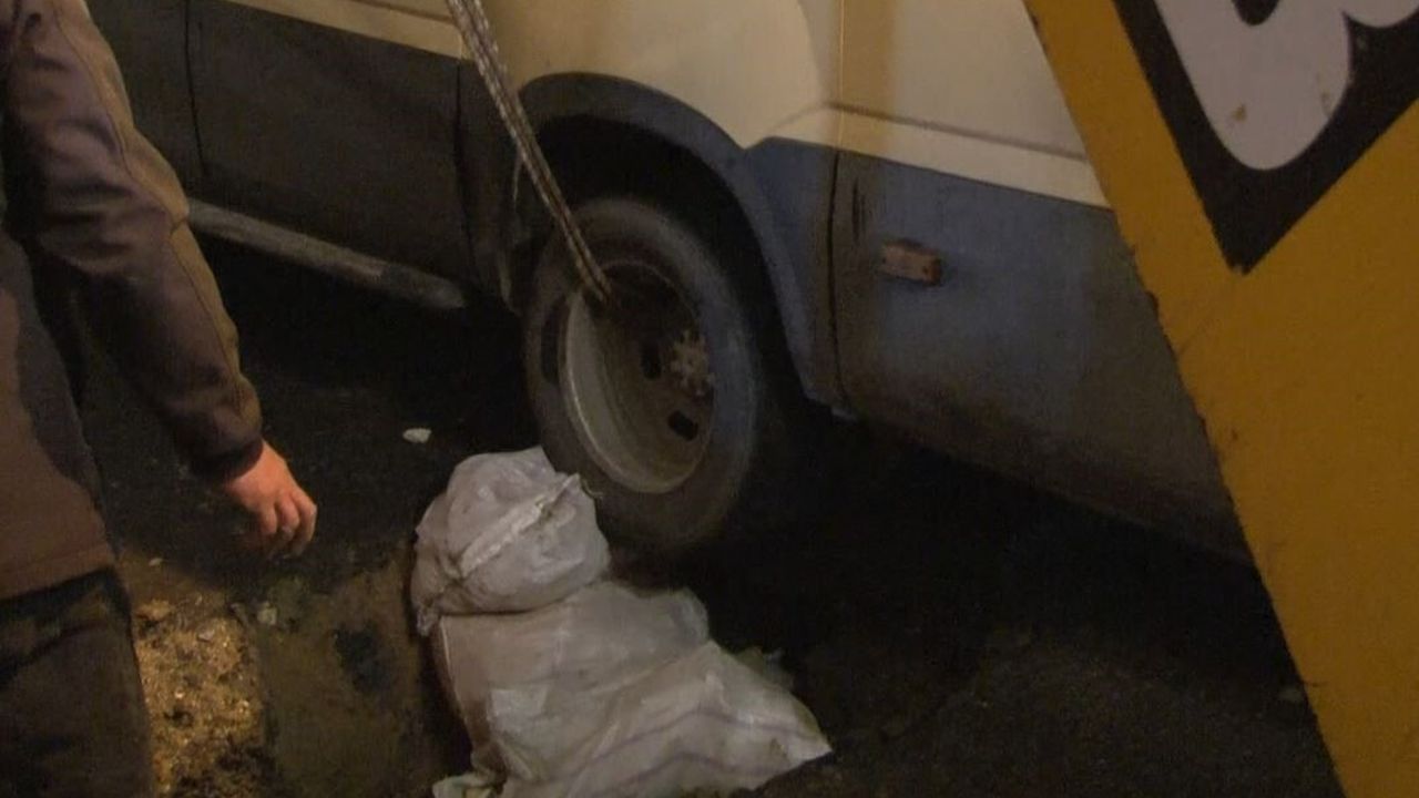 Küçükçekmece'de Yağmur Sonrası Minibüs Çökme Yaşadı