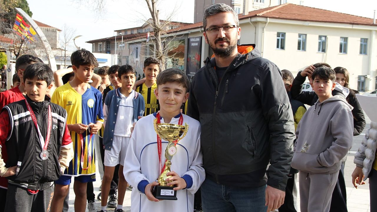 Kula'da 2023 Atatürk Kır Koşusu Gerçekleşti