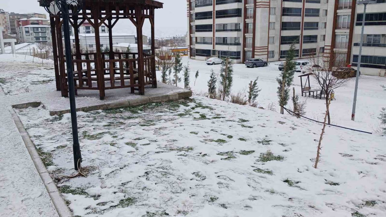 Kulp’ta Yaşam Karla Durdurdu