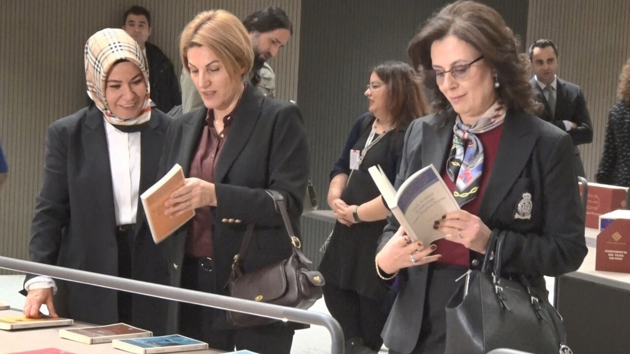 Kültür ve Turizm Bakanı Ersoy'un 100 Kitaplık Projesi