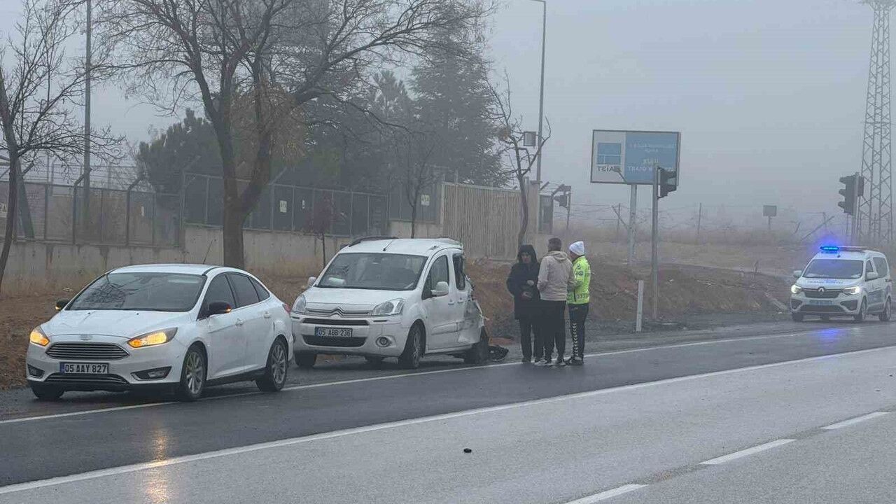 Kulu'da Sis Nedeniyle Trafik Kazaları: 2 Yaralı