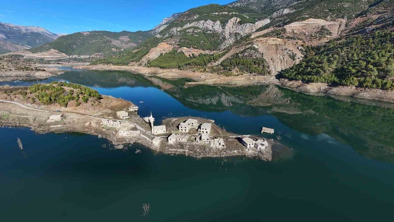Kuraklık Alaköprü Barajı'nı Vurdu: Su Altındaki Köy Gün Yüzüne Çıktı