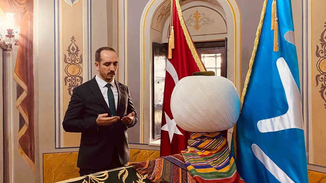 Kürşat Bozkurt'tan Türbe Ziyareti