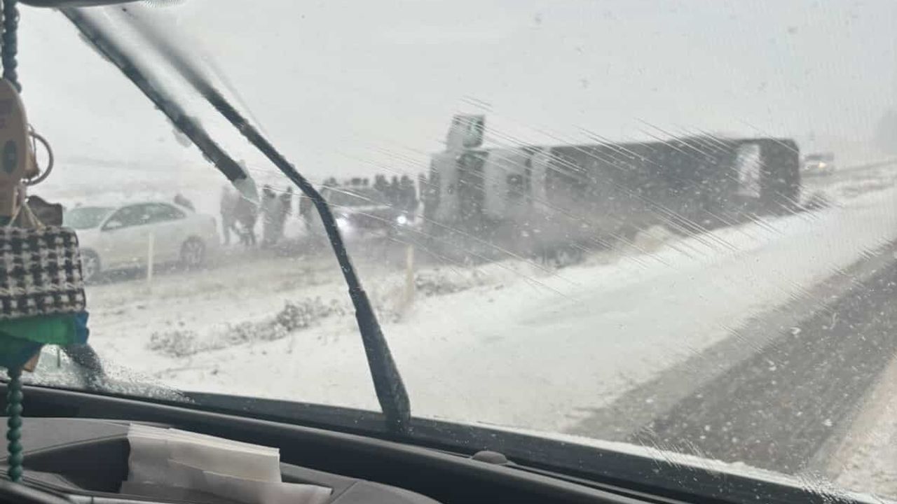 Kurtalan'da Kontrolden Çıkan Kamyon Devrildi