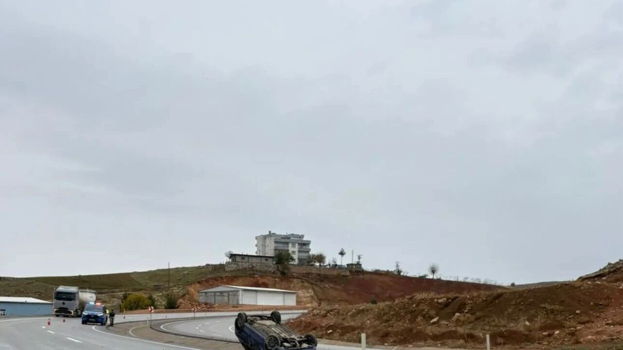 Kurtalan'da Takla Atan Araç Refüje Düştü: 2 Yaralı