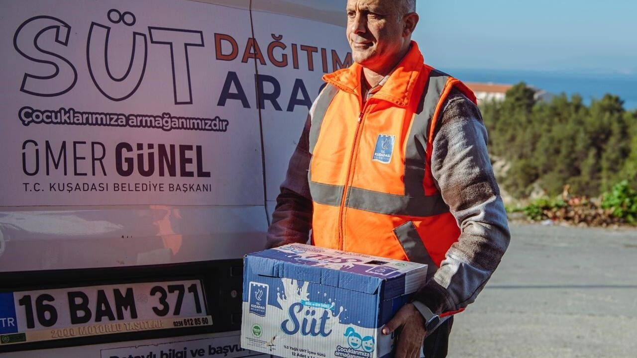 Kuşadası Belediyesi’nden Süt Dağıtımına Devam