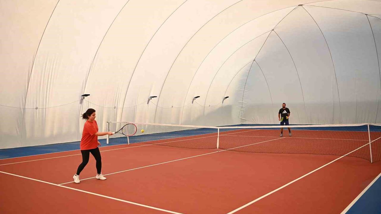 Kuşadası’nda Balon Kort Sporseverlerin Gözdesi Oldu