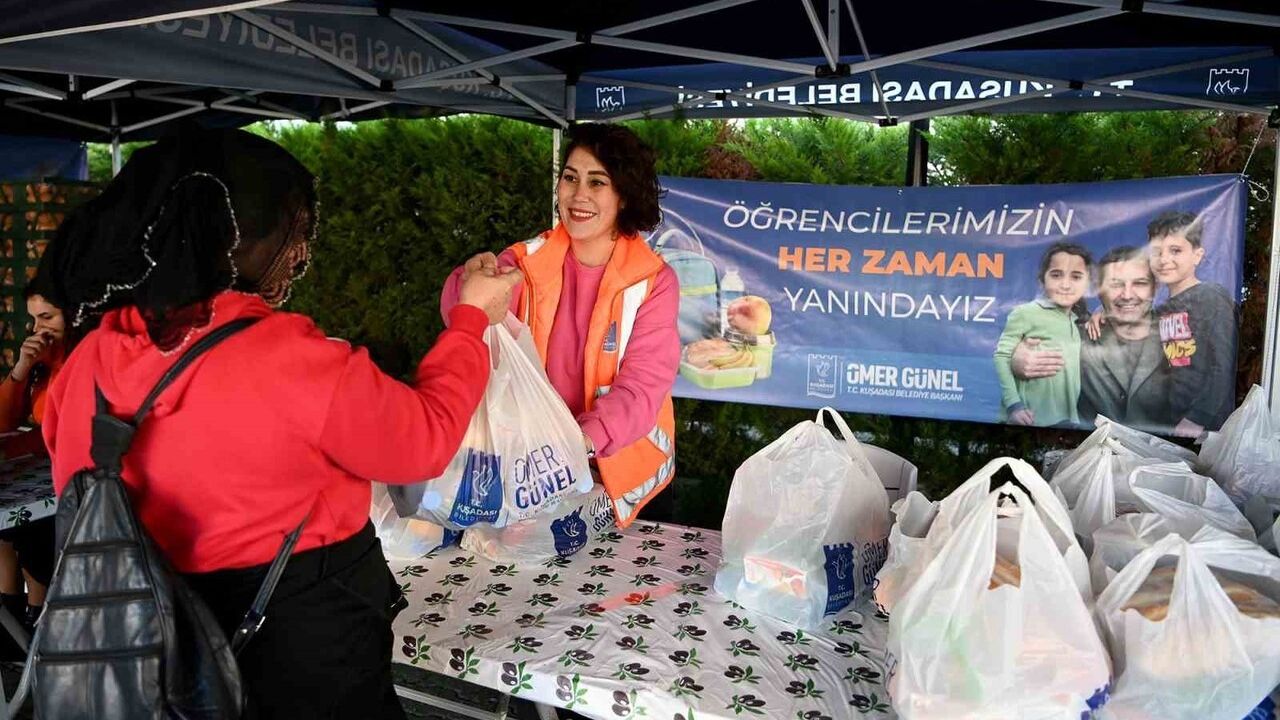 Kuşadası'nda İhtiyaç Sahibi Çocuklara Beslenme Desteği