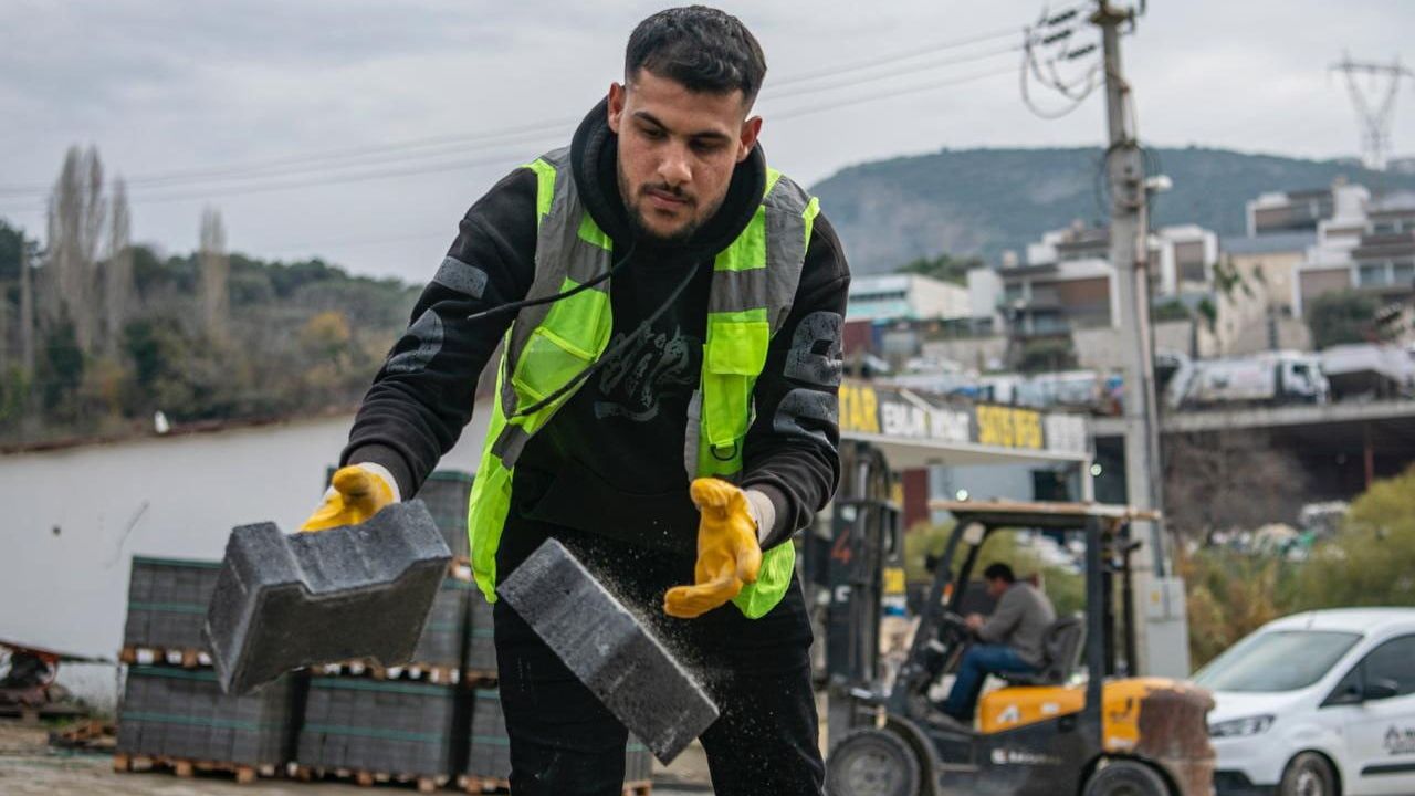 Kuşadası'nda Modern Yol Yenileme Çalışmaları
