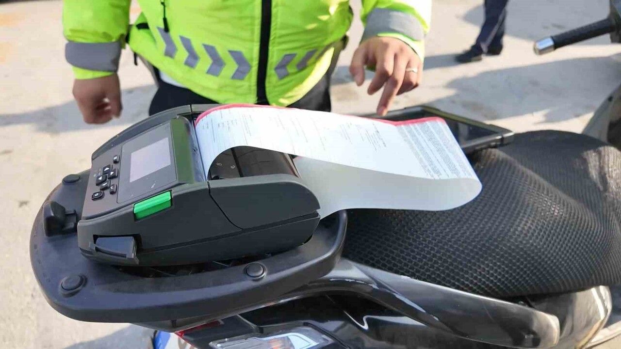 Kuşadası'nda Yaya Geçidi Denetimi: 81 Sürücüye Cezai İşlem Uygulandı