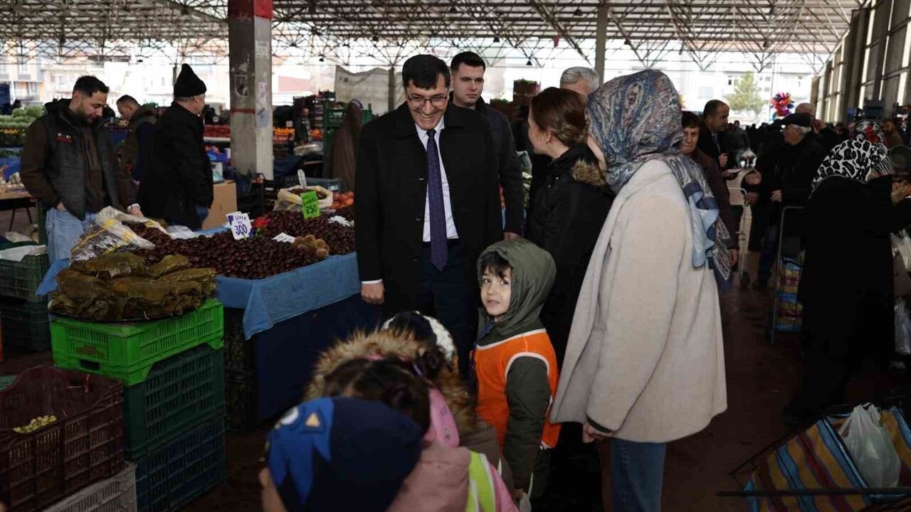 Kütahya Belediye Başkanı Eyüp Kahveci, Fatih Mahallesi Semt Pazarını Ziyaret Etti