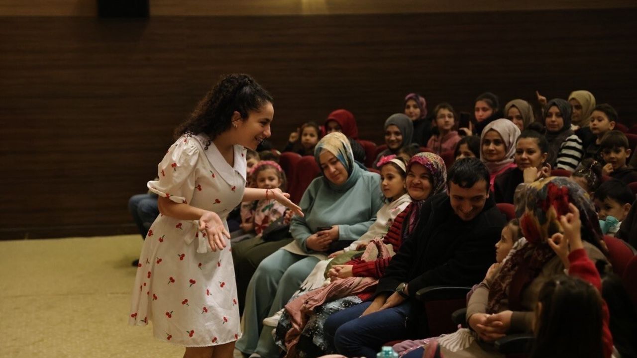 Kütahya'da 'Ecem ile Çilek' Vantrolog Gösterisi Çocukları Büyüledi