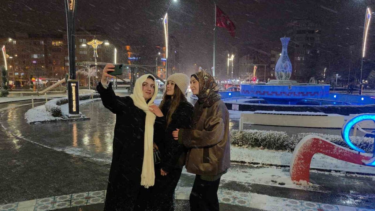 Kütahya'da Kar Yağışı Kartpostallık Manzaralar Oluşturdu