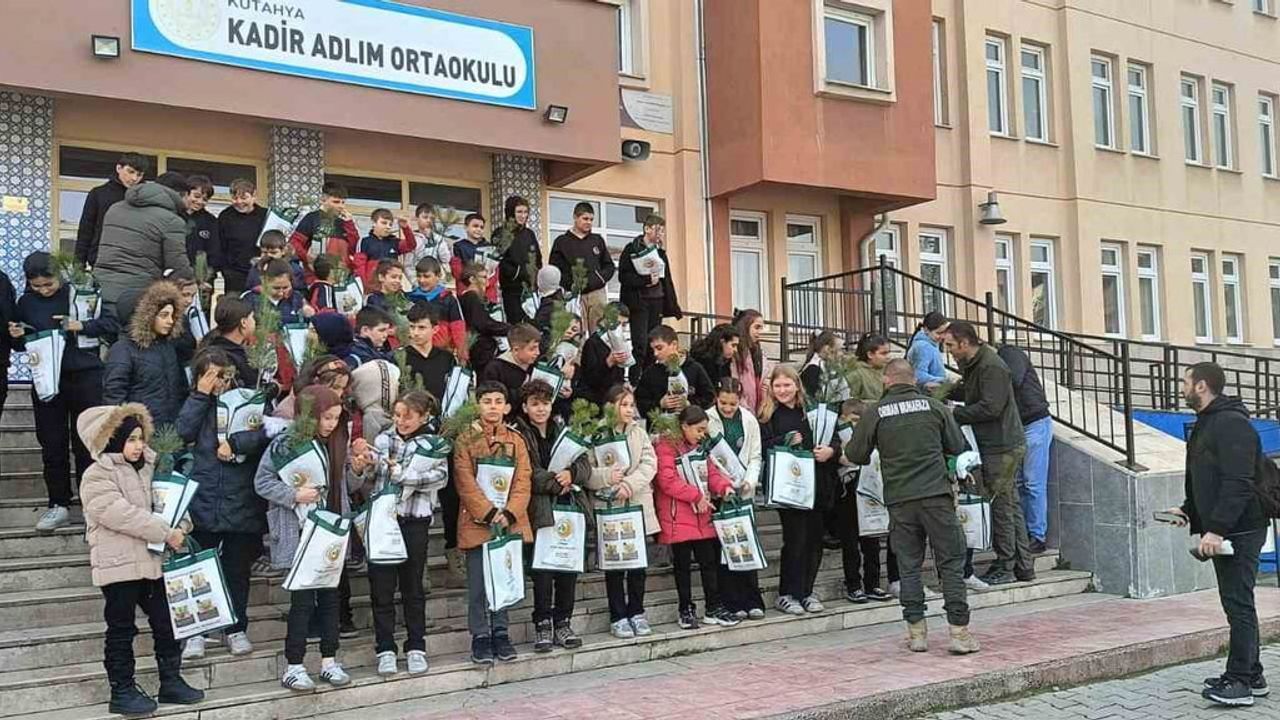 Kütahya'da Öğrenciler Fidanları Toprakla Buluşturdu