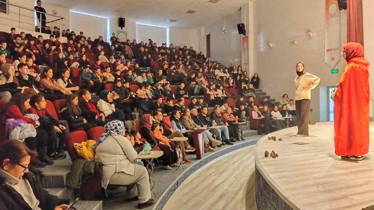 Kütahya'da 'Ormanın Şifresi' Çocuk Tiyatrosu Öğrencilerle Buluştu