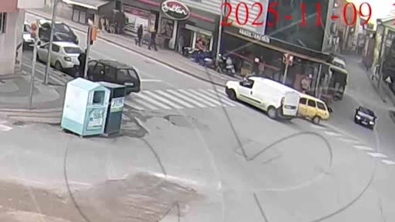 Kütahya'da Yaya Geçidinde Kazaya Karışan Motosikletli Kurye Yaralandı