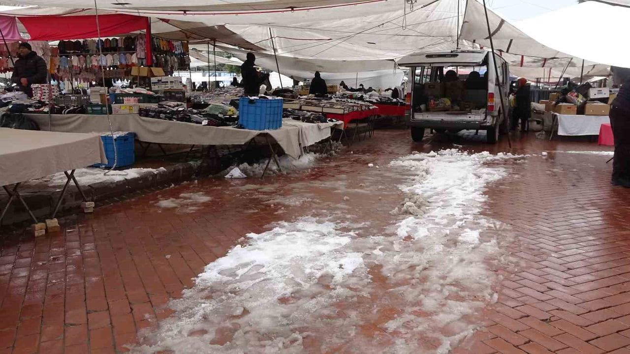 Kütahya'nın Tavşanlı İlçesi İlk Karı Karşılıyor
