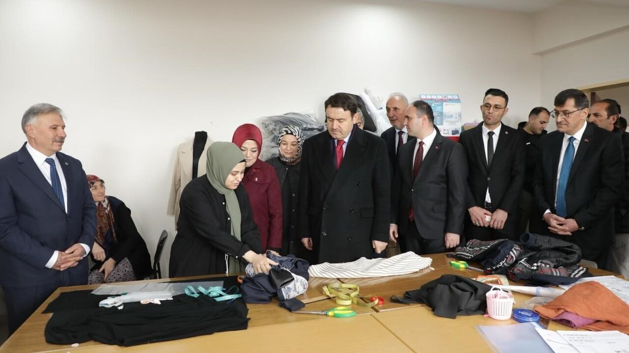 Kütahya Valisi Musa Işın, Aslanapa Halk Eğitim Merkezi'ni Ziyaret Etti