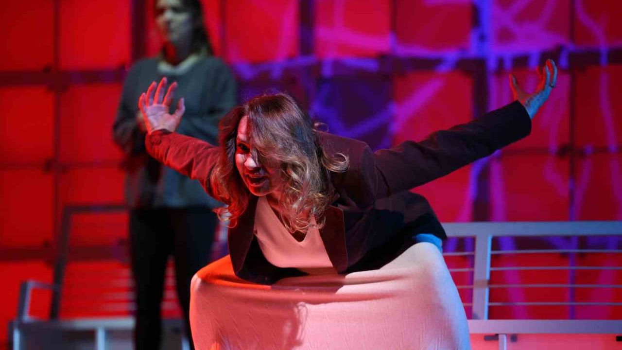 Kutsal Oyunu İstanbul'da Tiyatroseverlerle Buluşuyor