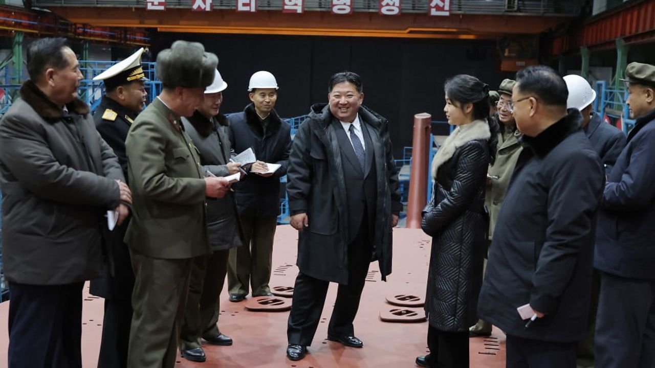 Kuzey Kore, Yeni Nükleer Denizaltının İnşasını Denetledi
