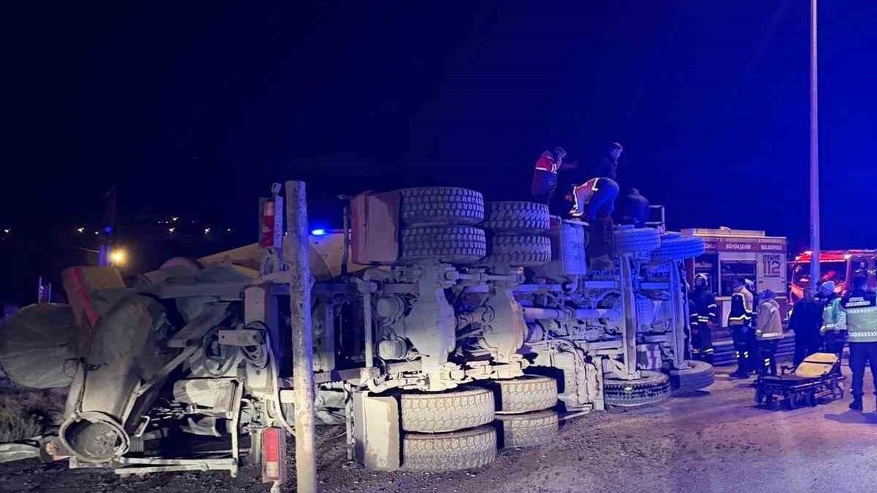 Kuzey Marmara Otoyolu'nda Beton Mikseri Devrildi: 2 Yaralı