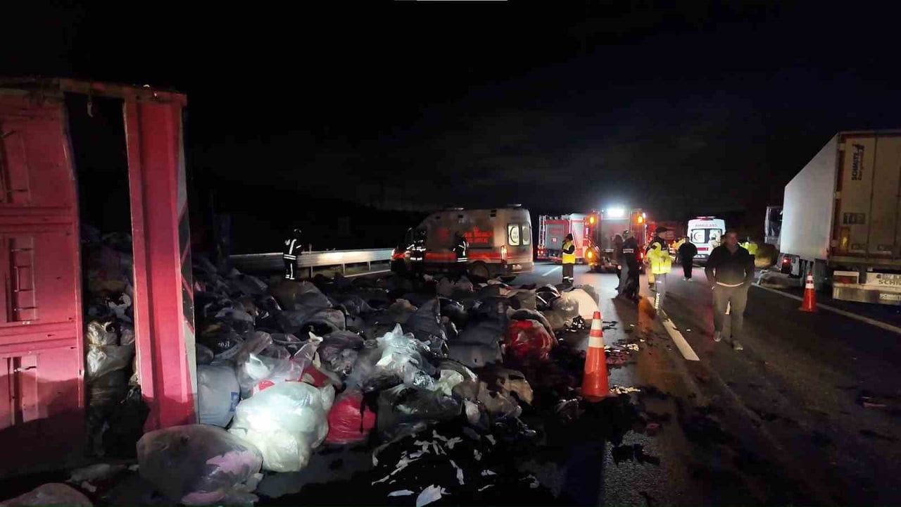 Kuzey Marmara Otoyolu'nda Kamyonet Devrildi: İki Yaralı