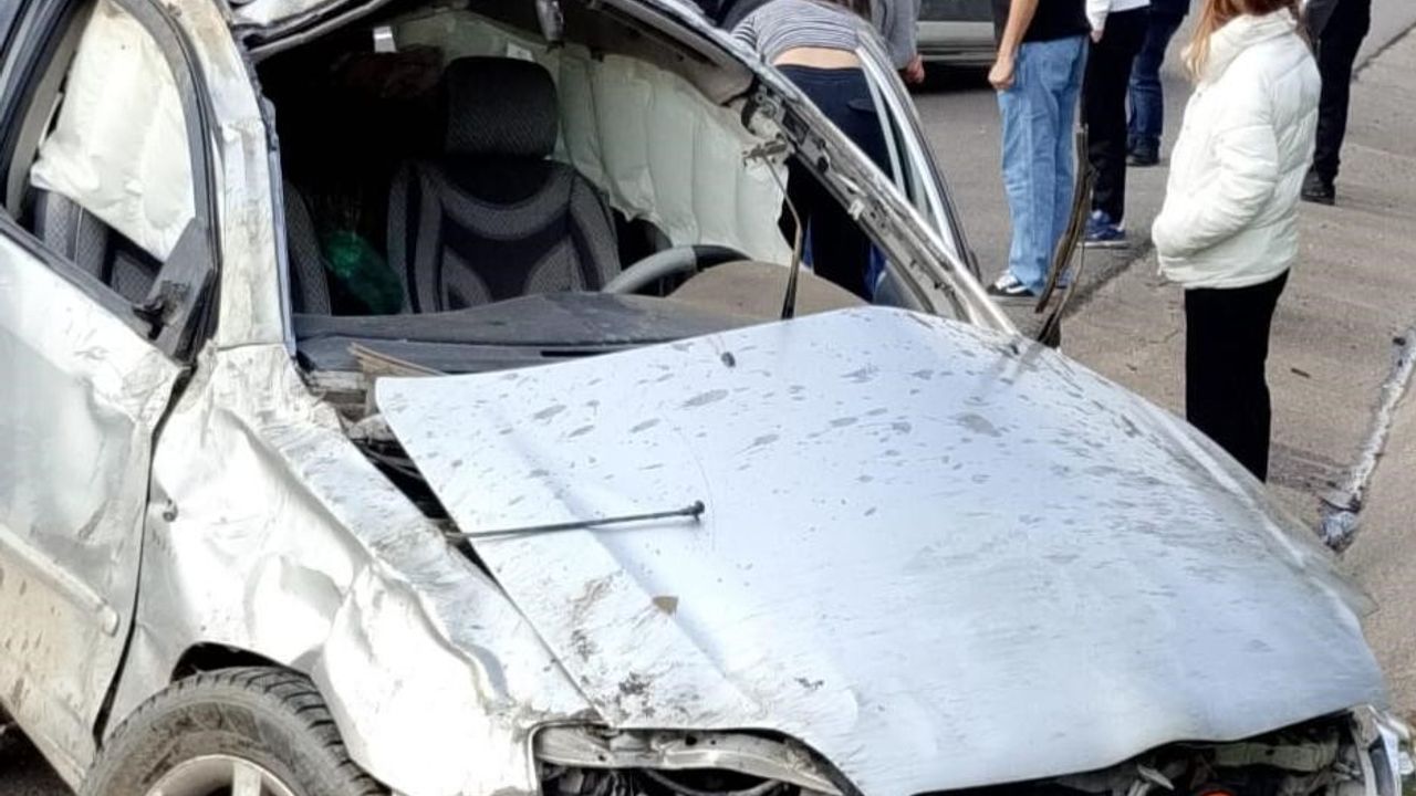 Lastiği Patlayan Otomobil Takla Attı