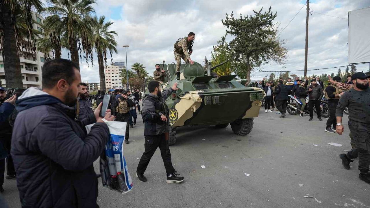 Lazkiye'de Hükümet Aleyhinde Protestolar: Sokağa Çıkma Yasağı İlan Edildi